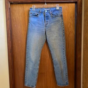 Levi wedgie light/medium wash